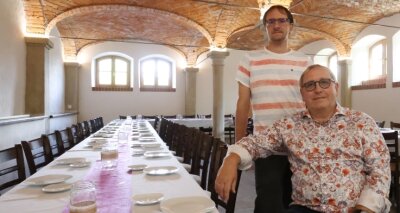 Eine Pilgerherberge im Kloster - Thomas Wittig (stehend) und Stefan Rudert vom Verein freuen sich über die Baufortschritte..