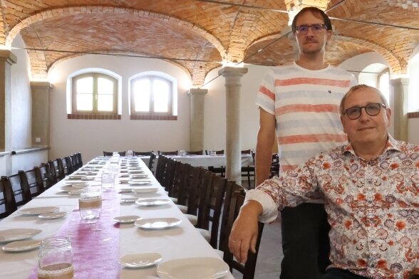 Eine Pilgerherberge im Kloster - Thomas Wittig (stehend) und Stefan Rudert vom Verein freuen sich über die Baufortschritte..