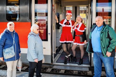 Eine Premiere: Auf Schienen vom Zschopautal ins weihnachtliche Erzgebirge - Für Volker Heydrich (rechts) aus Zetteritz und seine Familie war der Einstieg in der Region eine Premiere. Sie wurden wie alle von Chefwichtel Saskia und ihrer Kollegin Franzi an Bord zur Licht'l-Fahrt begrüßt. 
