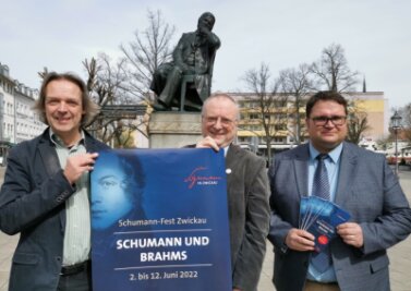 Eine Premiere beim Schumann-Fest - Die Organisatoren Thomas Synofzik, Michael Löffler und Sebastian Lasch (v. l.) am Robert-Schumann-Denkmal in Zwickau, wo zum Geburtstag des Komponisten am 8. Juni ab 15.30 Uhr musiziert wird. 