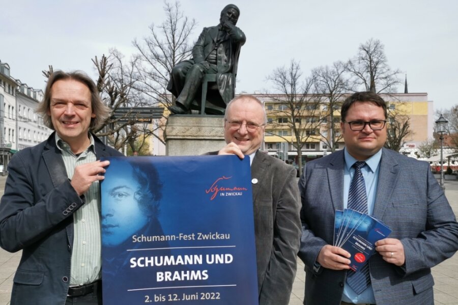 Die Organisatoren Thomas Synofzik, Michael Löffler und Sebastian Lasch (v. l.) am Robert-Schumann-Denkmal in Zwickau, wo zum Geburtstag des Komponisten am 8. Juni ab 15.30 Uhr musiziert wird. 