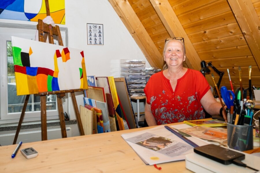 Raum für Ideen: Tamara Huhle im Dachatelier in ihrem Haus in Schönborn-Dreiwerden.