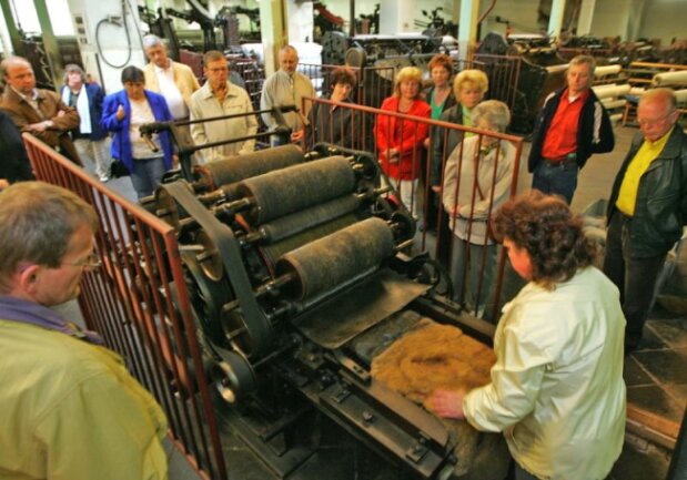 Eine Reise in die Vergangenheit und nach Fernost - 
              <p class="artikelinhalt">Beim Museumstag im Crimmitschauer Textilmuseum erklärte Mitarbeiterin Heidi Fliegner den Besuchern, wie eine Krempelmaschine funktioniert. </p>
            