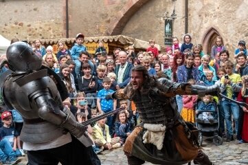 Eine Reise ins Mittelalter - Viele Besucher erlebten am Donnerstag das Ritterspektakulum auf der Burg Kriebstein. Nicht fehlen durften die Schaukämpfe. 