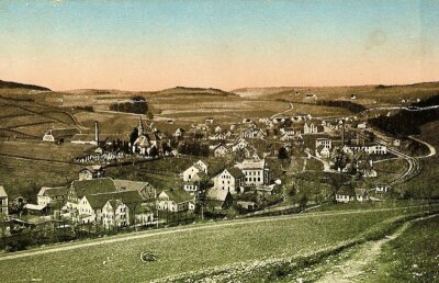 Eine Reminiszenz an die "Hutstadt" Mulda - 
              <p class="artikelinhalt">Eine alte Postkarte von Mulda zeigt einen Blick von der Oststraße zur Kirche. Die Aufnahme stammt wahrscheinlich aus der Zeit um 1920. </p>
            