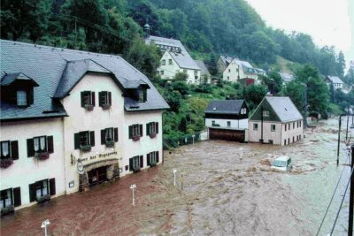 Eine Situation zum Verzweifeln: Als Rothenthal im Wasser versank - Auch das Haus der Begegnung wurde damals vom Wasser nicht verschont.