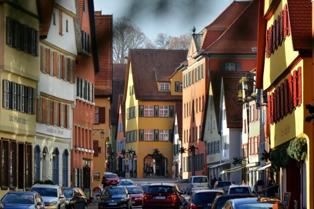 Eine Stadt treibt's bunt -  Wie eine Puppenstube: Auch in der Segringer Straße dominieren Bonbonfarben. Erlaubt ist alles - außer Weiß. 