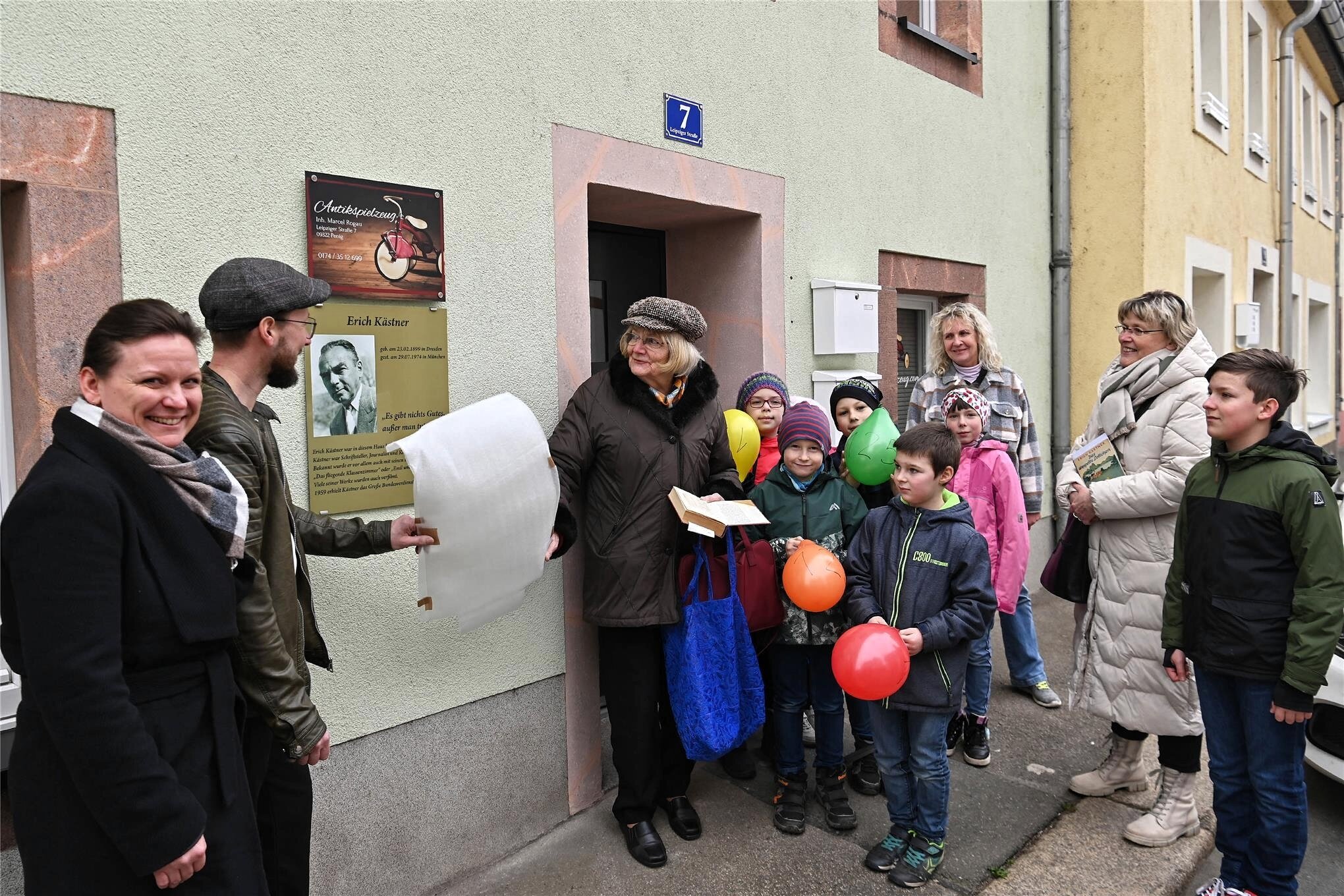 Eine Tafel zum 125. Geburtstag Penig erinnert an Erich Kästner