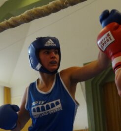 Eine Top-Boxerin mit Model-Potenzial - Die Anfänge: Gina Spranger deutete gleich bei ihren ersten Kämpfen für das Boxteam Oelsnitz (Foto von 2017) ihr Potenzial an. 