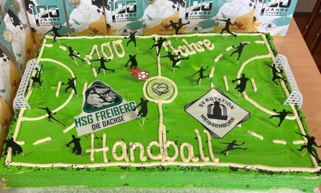 Schönes Geschenk zum Geburtstag: Die HSG-Männer überraschten die Weißenborner zum Jubiläum mit einer Handball-Torte. 