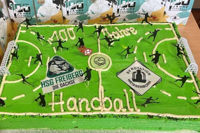 Schönes Geschenk zum Geburtstag: Die HSG-Männer überraschten die Weißenborner zum Jubiläum mit einer Handball-Torte. 