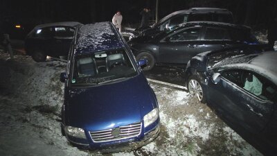 Eine Tote und mehrere Verletzte bei Glätte-Unfällen in der Region - Eisglätte hat am Freitagmorgen auf der S 290 in Zwickau zu einem Unfall mit acht beteiligten Fahrzeugen geführt.
