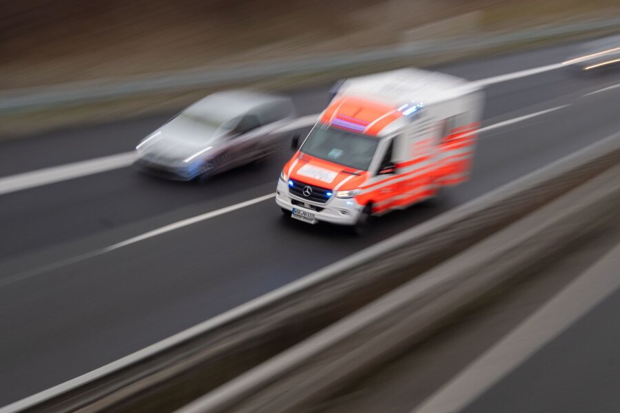 Eine Tote und zwei schwer verletzte Kinder bei Unfall - Ein Rettungswagen fährt über eine Autobahn.