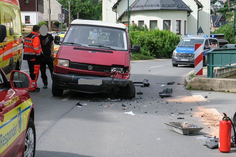 Eine verletzte Person bei Autounfall in Bockau - Bei einem Unfall zwischen zwei Fahrzeugen am Dienstag in Bockau ist eine Person verletzt worden.