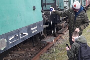 Sebastian Jung und Tim Heidel von den Lugauer Eisenbahnfreunden waren extra in Hilbersdorf, um auszumessen, ob der Waggon für ihre Zwecke taugt. 