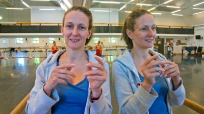 Eine Welt tanzt - Sabrina Sadowska liebt den Tanz und möchte andere mit dieser Liebe anstecken. Die 1. Ballettmeisterin am Chemnitzer Theater - hier im Probenraum - organisiert das erste Internationale Festival für zeitgenössischen Tanz in der Stadt. Und hofft, dass das Publikum an der ein oder anderen Stelle einfach mittanzt.