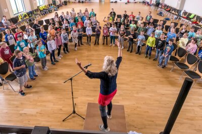 Eine Woche zwischen erstem Ton und Konzert: 180 Grundschüler aus dem Erzgebirge singen Bach - In zwei Gruppen proben Schülerinnen und Schüler der Marienberger sowie der Zöblitzer Grundschule von Montag bis Freitag für ihren großen Auftritt am Sonntag.
