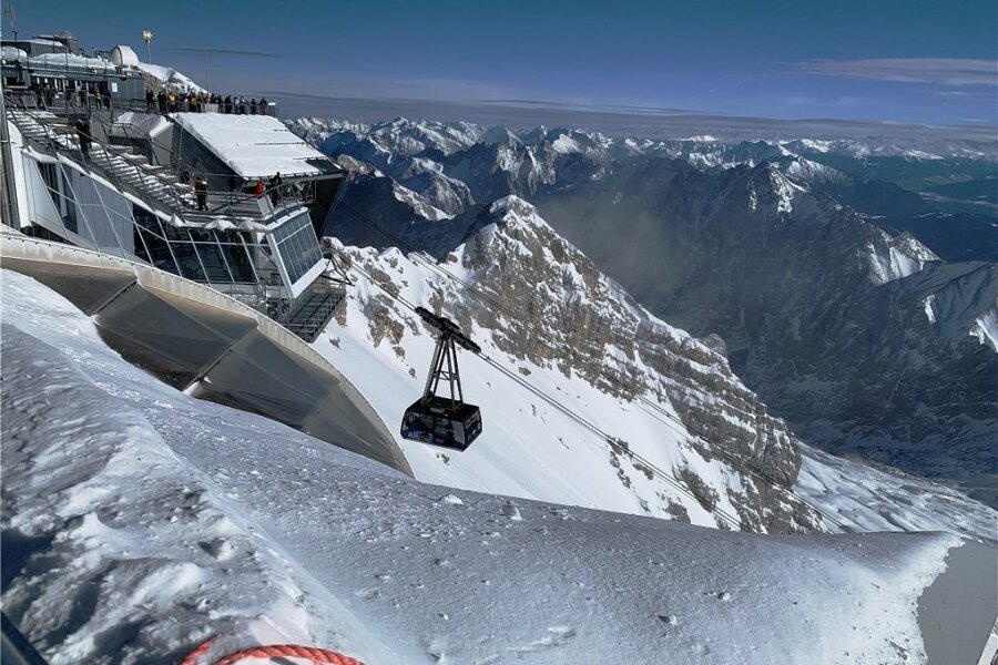 Auf fast 3000 Metern: Blick von der österreichischen Seite der Zugspitze auf die Alpen. 