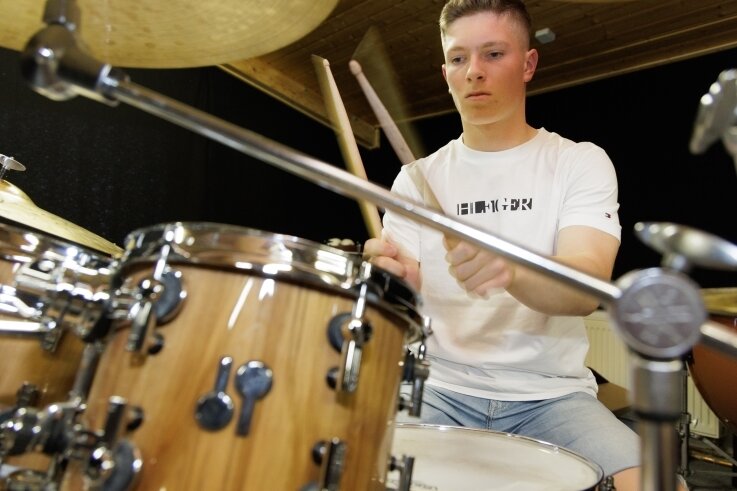 Einen Tag Schlagzeug gegen Schulbank getauscht - Schlagzeuger Tizian Schreiber spielt am heutigen Dienstag im Bundeswettbewerb "Jugend musiziert" in Oldenburg. 