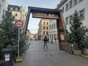 Einen Tag vor Bergparade: Lkw demoliert Christmarkt-Schild - 