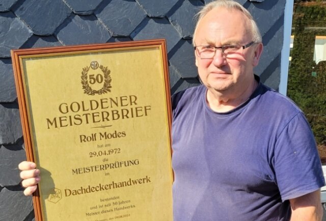 Rolf Modes hat seinen Meisterbrief als Dachdecker 1972 erhalten. Nun hat er den goldenen Meisterbrief erhalten. 