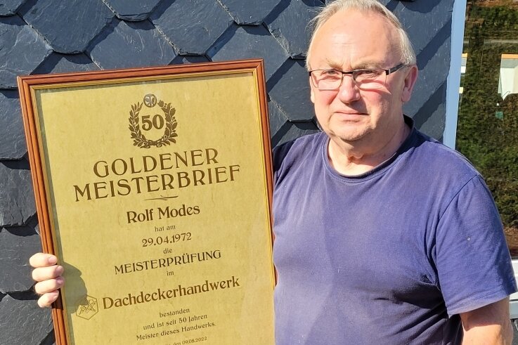 Einer, der andern Leuten aufs Dach steigt - Rolf Modes hat seinen Meisterbrief als Dachdecker 1972 erhalten. Nun hat er den goldenen Meisterbrief erhalten. 