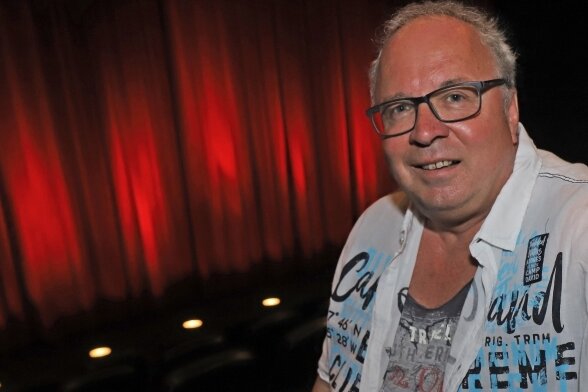 Einer der besten Kinomacher Europas - Der Magie des Kinos erlegen: Thomas Erler, Betriebsleiter des Kinopolis Freiberg, im Saal 1 des Lichtspielhauses. 