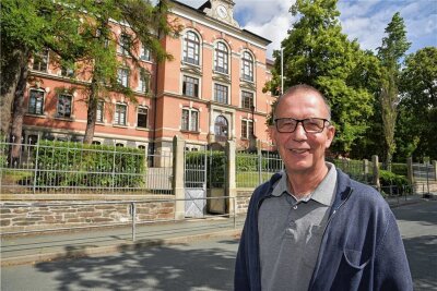 Einer, der den Zusammenhalt stärkte: Der Direktor des Julius-Mosen-Gymnasiums in Oelsnitz geht in den Ruhestand - Frank-Rainer Richter hat 14 Jahre das Julius-Mosen-Gymnasium als Direktor geleitet. Jetzt verabschiedet sich der 65-Jährige in die Rente.