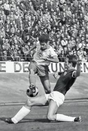 Einer der Pokal-Helden von 75 wird 75 - Das Archivfoto zeigt Dieter Leuschner (links) in einem Oberliga-Heimspiel im Zweikampf mit dem Auer Bernd Bartsch. 