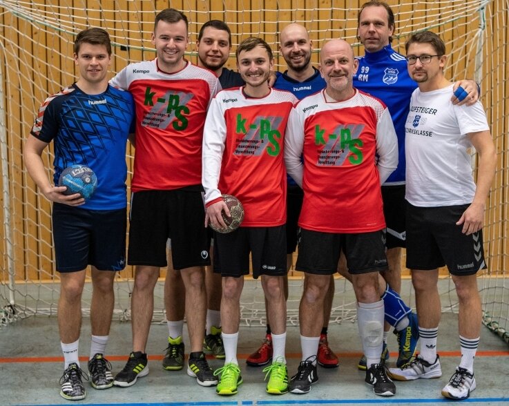 Ein Bild aus hoffnungsvolleren Tagen: Noch vor zwei Jahren haben die Handballer aus Rochlitz mit Alexander Goy (r.) und Penig eine Kooperation angestrebt. Doch durch die folgende Corona-Pandemie konnte sich das Team nie gemeinsam einspielen. 