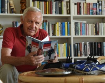 Einer wie Chemnitz: Ex-OB Peter Seifert wird 80 - Peter Seifert vorm heimischen Bücherregal. Als er vor fünf Jahren zum Ehrenbürger ernannt wurde, gab's für den sportbegeisterten Ex-OB eine Reise zur Leichtathletik-WM in London dazu. 