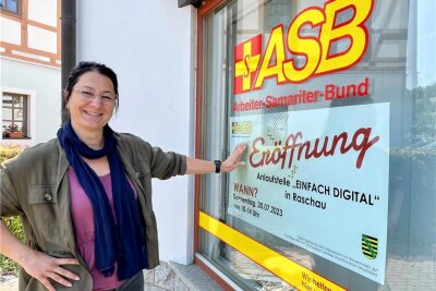 Einfach digital! In Raschau gibt es bald Hilfe beim Schritt ins digitale Zeitalter - Angela Gerlach, Mitarbeiterin des ASB, wird in Raschau eine der Ansprechpartnerinnen für die Kunden sein. Am 20. Juli öffnet das neue Büro in der alten Sparkasse.