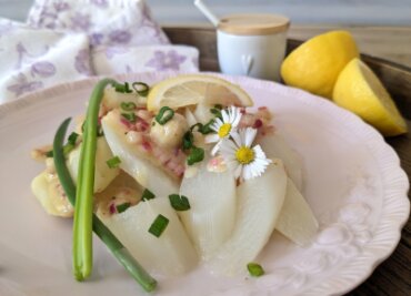 Einfach lecker: Spargelsalat mit Zitronenvinaigrette - Rote Zwiebelwürfelchen und Gänseblümchen verpassen dem Spargelsalat mit erfrischender Zitrusnote ein paar frühsommerliche Farbtupfer.