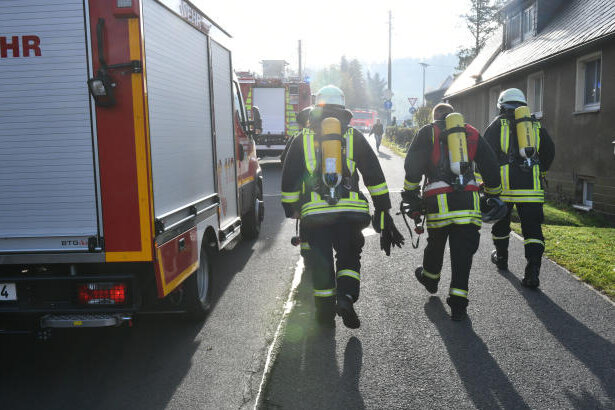 Einfamilienhaus in Lichtenberg wird ein Raub der Flammen - Die Feuerwehren aus mehreren Gemeinden mussten lange Wege gehen und Wasserschläuche legen.
