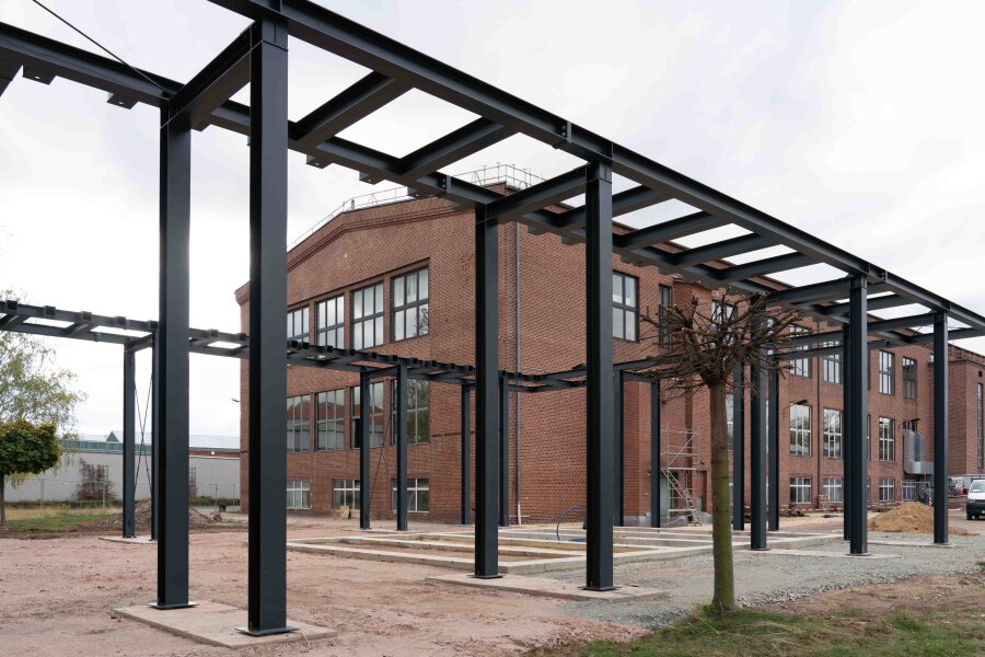 Eingangskubus am Audi-Bau wird errichtet - Das Stahlskelett am Audi-Bau in Zwickau.