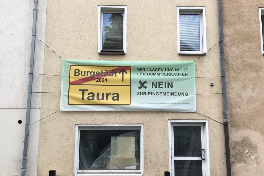 Eingemeindung Taura nach Burgstädt: Ein Dorf wehrt sich mit Plakataktion - An mehreren Hausfassaden in Taura und im Ortsteil Köthensdorf haben Gegner der Eingemeindung Plakate angebracht.