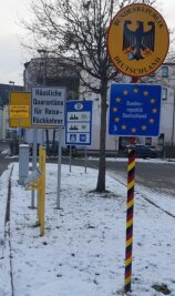 Eingeschränkter Grenzverkehr: Polizei stellt weiter Einkaufstouren nach Tschechien fest - Seit Kurzem weisen an stark frequentierten grenzüberschreitenden Straßenverbindungen wie in Klingenthal Schilder auf die besonderen Folgen des Grenzübertritts hin. 