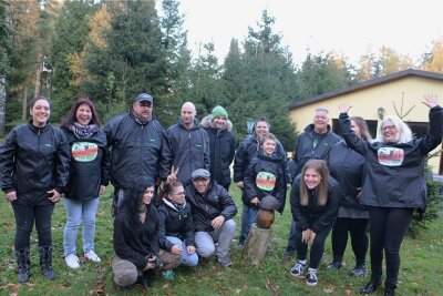 Eingeschworene Truppe will auch in diesem Jahr Gutes tun - Heike Streit (rechts) mit ihren Vereinsmitgliedern in Waldfrieden. Die dortige Erholungseinrichtung ist ihr Vereinsdomizil. 