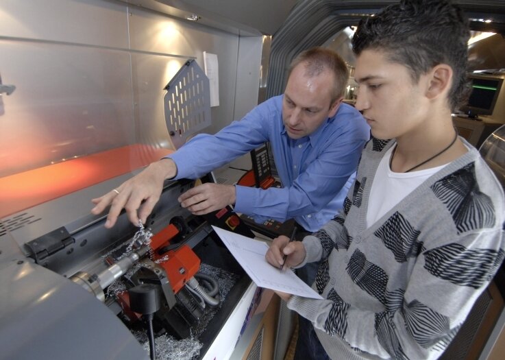 Eingetaucht in die Arbeitswelt - Als Schüler eine CNC-Maschine testen - am Infomobil des Unternehmensverbandes Sachsenmetall ist das möglich. Foto: Ulrich Sorbe/Unternehmensverband