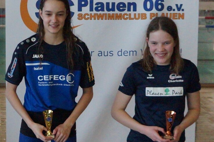 Einheimische Teams holen Silber und Bronze - Isabel Schwarzbach vom SC Plauen 06 (links) war die Siegerin des Jahrgangs 2009, während ihre Vereinskameradin Charlotte Weidhase (rechts) den 3.Platz belegte.