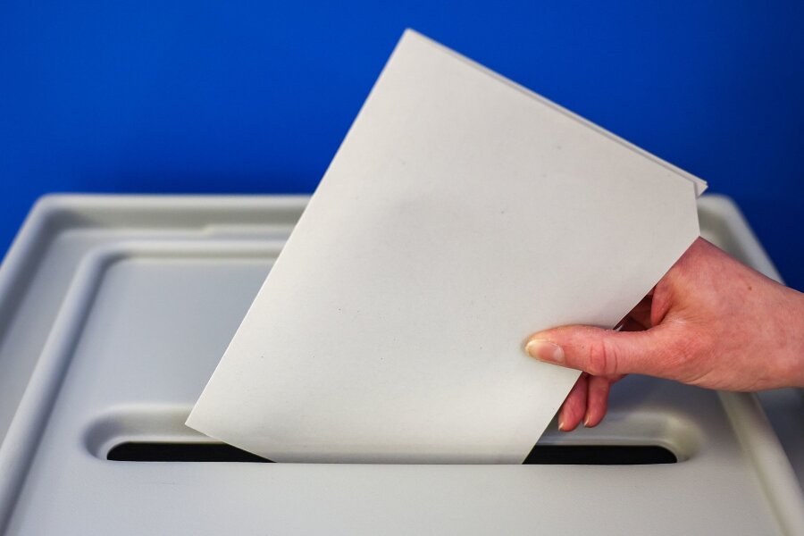 Einige Einrichtungen wegen Wahlauszählung geschlossen - Eine Frau wirft einen Stimmzettel für die Europawahl in eine Wahlurne.