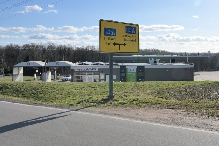 Einigkeit über Radwegroute - In Höhe Tankstelle soll der Radweg hinter dieser herumgeführt werden (hier: Blick aus Richtung Erlbacher Straße), so Lugaus Vorschlag. 