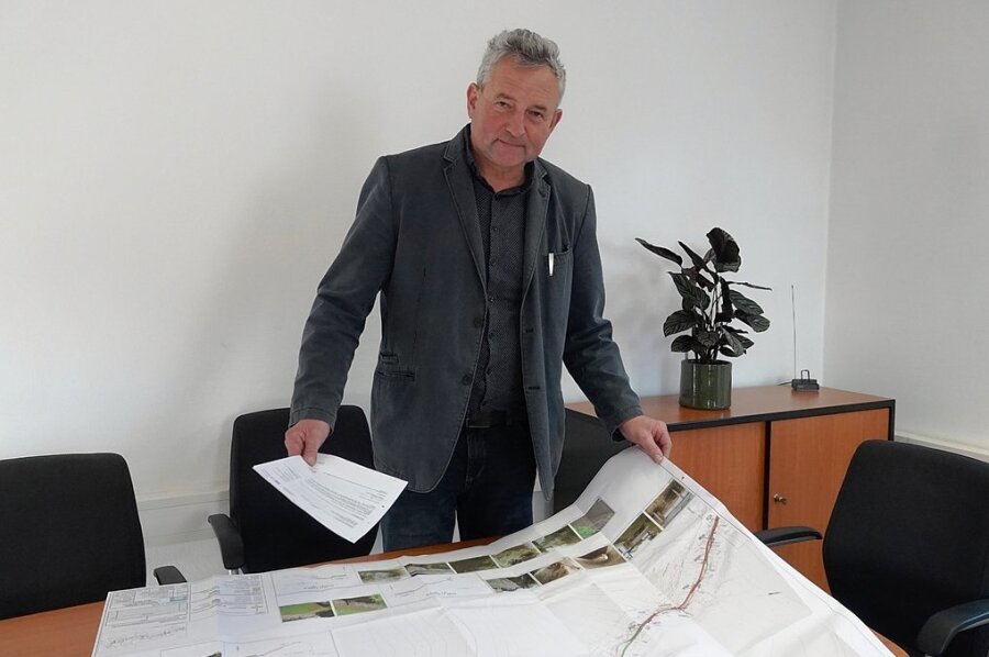 Einigung im Mülsener Straßenstreit - Bürgermeister Michael Franke hält endlich einen Vertrag mit dem Freistaat in den Händen. Jetzt kann er den Straßenbau angehen. 