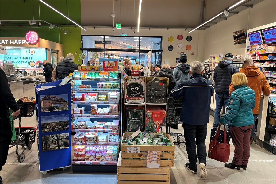 Einkaufen bis kurz vor der Bescherung: Ein Chemnitzer Supermarkt einen Tag vor Weihnachten - Bei vollem Simmel-Markt sind alle vier Kassen geöffnet. Vor allem am Morgen war in dem Supermarkt in Siegmar viel los.