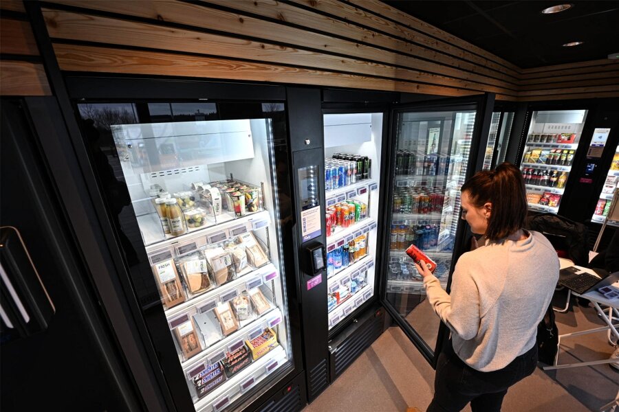 Einkaufen ohne Kasse: 24-Stunden-Shop öffnet an A 4 in Lichtenau - Drei intelligente Kühlschränke erwarten die Kunden im 24-Stunden-Shop an der A4 in Lichtenau.