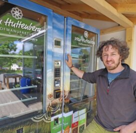 Einkaufen rund um die Uhr - Bio-Landwirt Danilo Braun freut sich darauf, bald den neuen Selbstbedienungsautomaten seiner Hofmanufaktur in Langhennersdorf in Betrieb nehmen zu können. 