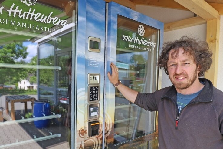 Einkaufen rund um die Uhr - Bio-Landwirt Danilo Braun freut sich darauf, bald den neuen Selbstbedienungsautomaten seiner Hofmanufaktur in Langhennersdorf in Betrieb nehmen zu können. 