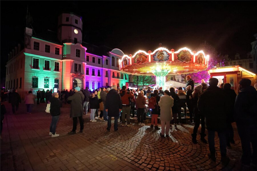 Einkaufsaktion in der Innenstadt: So fällt die Bilanz von „Crimmitschau leuchtet“ aus - Auf dem Markt hat sich am Freitagabend ein toll beleuchtetes Karussell gedreht.