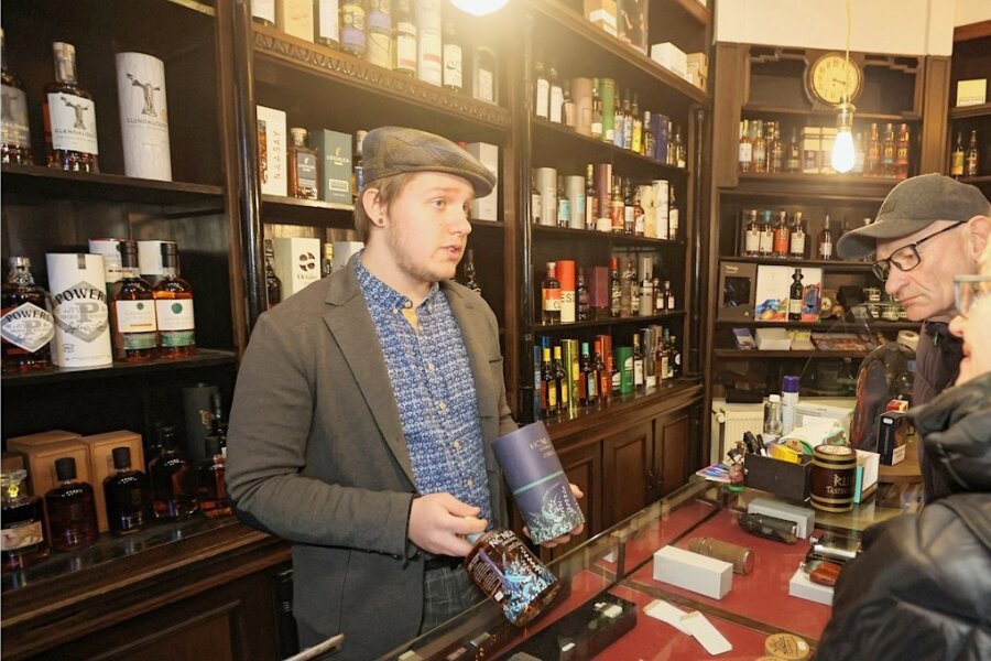 Einkaufssonntag in Zwickau: Die Trends bei Spirituosen und Büchern - Diego Wünsch berät Kunden im Tabak- und Spirituosen-Fachgeschäft Maethe: Whisky gewinne immer mehr Fans, der Gin-Hype sei erst einmal vorbei, schätzt der junge Verkäufer ein. 