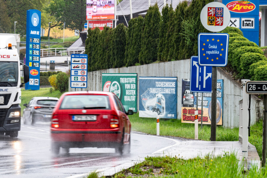 Einkaufstourismus mit Tschechien erholt sich noch vom Corona-Schock - Ein Schild mit der Aufschrift "Tschechische Republik" steht an der deutsch-tschechischen Grenze. Wie vor Corona läuft es für die Geschäftsleute beiderseits der Grenze noch lange nicht.